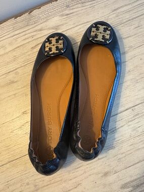 Tory Burch Black Enamel Logo Leather Ballet Flats. Size 9.5